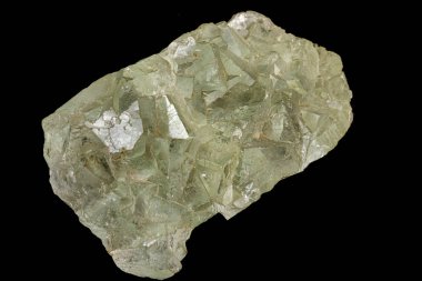 Makro siyah bir arka plan üzerinde mineral florit taşı