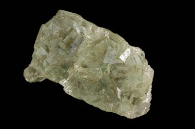 Makro siyah bir arka plan üzerinde mineral florit taşı