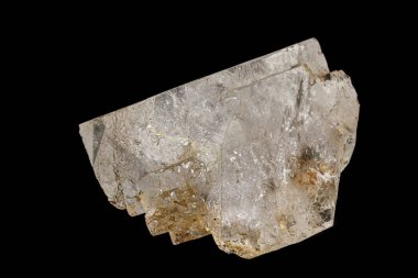 Makro siyah bir arka plan üzerinde mineral florit taşı