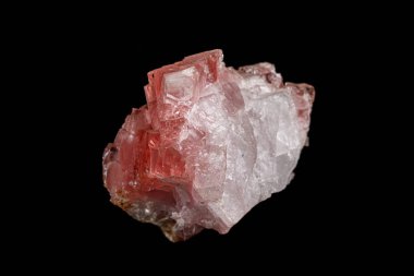 Makro siyah bir arka plan üzerinde mineral florit taşı