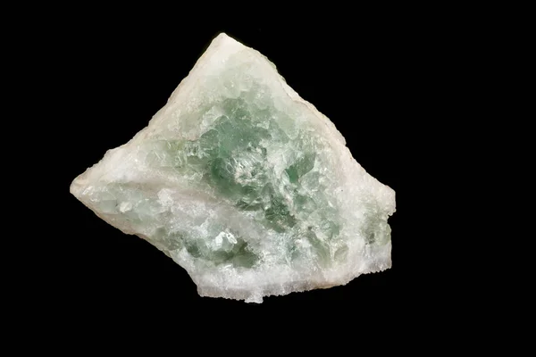 Macro pedra mineral fluorite sobre um fundo preto — Fotografia de Stock