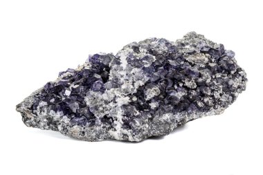 Beyaz arka plan üzerinde makro mineral florit taşı 