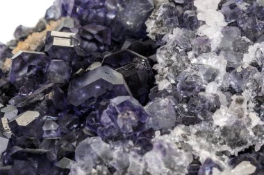 Beyaz arka plan üzerinde makro mineral florit taşı 