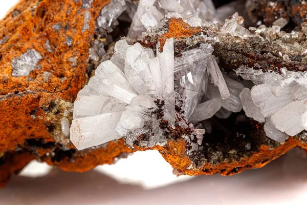 Makro-Mineralsteinkristalle Hemimorphit-Gestein auf weißem Grund — Stockfoto