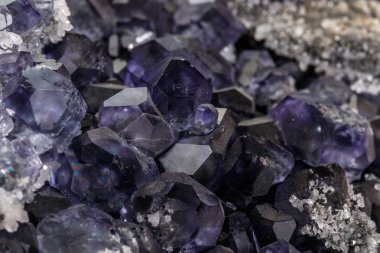 Beyaz arka plan üzerinde makro mineral florit taşı 