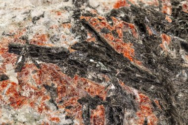 Beyaz arka plan üzerinde bir taş Stibnite mineral makro 