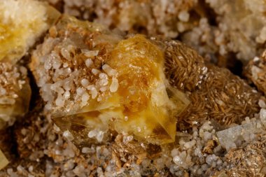 siyah arka plan üzerinde makro mineral florit taş