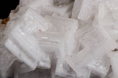 siyah arka plan üzerinde makro mineral florit taş