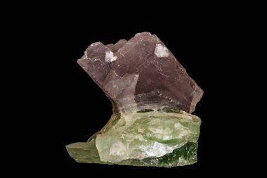 siyah arka plan üzerinde makro mineral florit taş