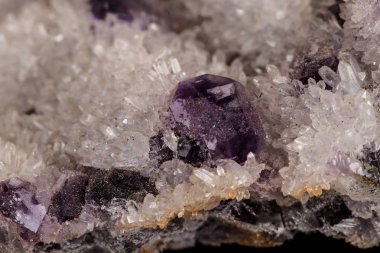 siyah arka plan üzerinde makro mineral florit taş