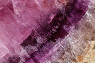 Beyaz arka planda makro taş Florit minerali