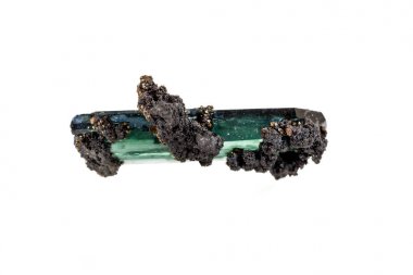 Beyaz arka plan üzerinde makro taş Vivianite mineral