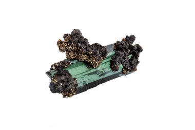 Beyaz arka plan üzerinde makro taş Vivianite mineral