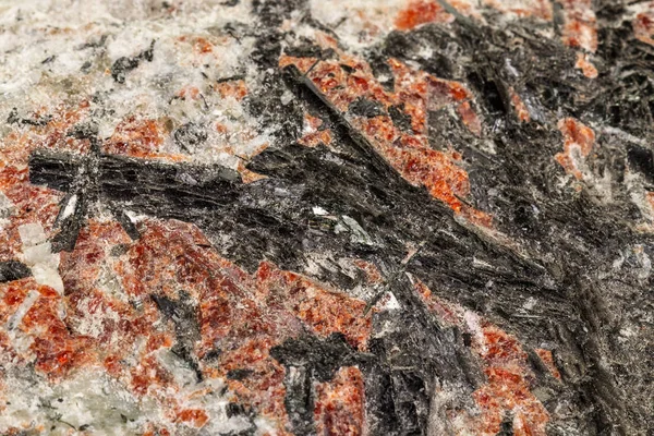 Macro de uma pedra Mineral estibnita sobre um fundo branco — Fotografia de Stock