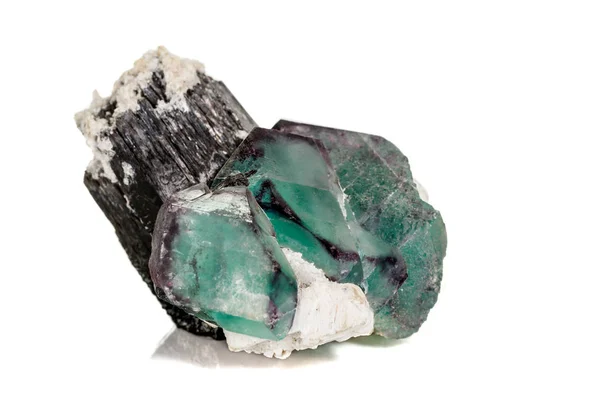 Pietra di fluorite macrominerale su sfondo bianco — Foto Stock