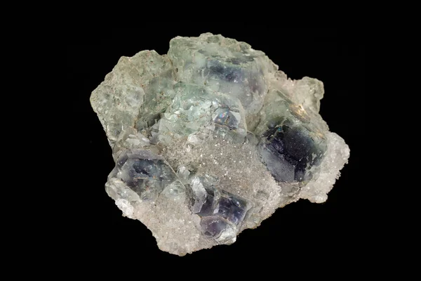 Макро-мінеральний фтористий камінь на чорному фоні — стокове фото