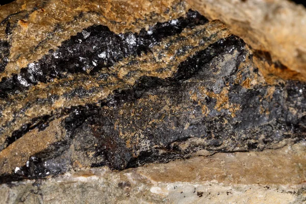 Piedra de fluorita macromineral sobre fondo negro — Foto de Stock