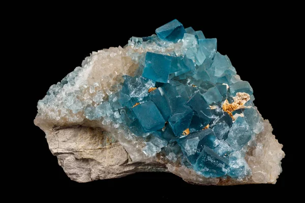 Pietra di fluorite macrominerale su sfondo nero — Foto Stock