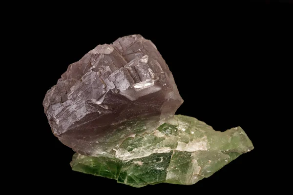 Siyah arka plan üzerinde makro mineral florit taş — Stok fotoğraf