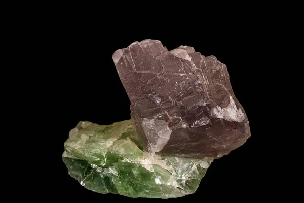 Makromineral Fluorit Stein auf schwarzem Hintergrund — Stockfoto