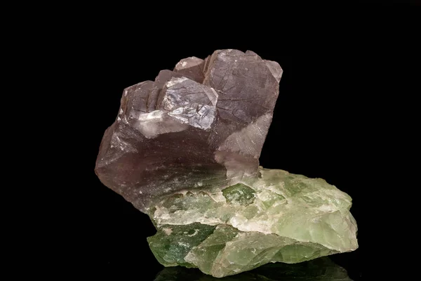 Pedra de fluorite mineral macro no fundo preto — Fotografia de Stock