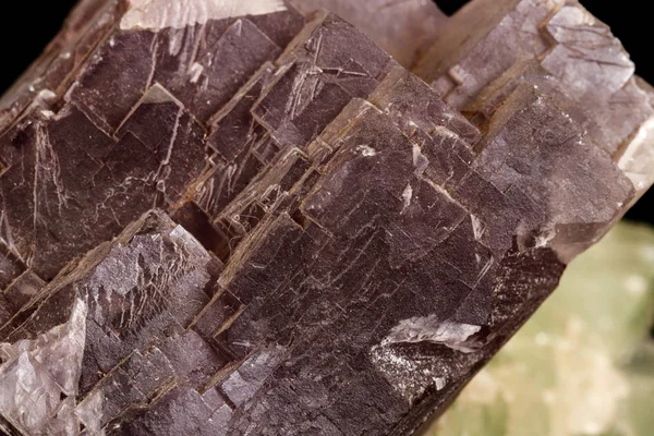 Макро-мінеральний фтористий камінь на чорному фоні — стокове фото