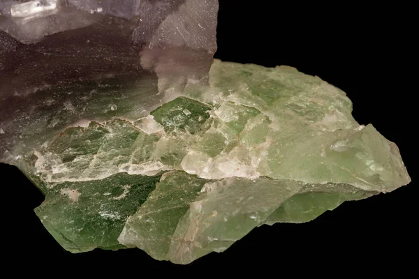 Pedra de fluorite mineral macro no fundo preto — Fotografia de Stock