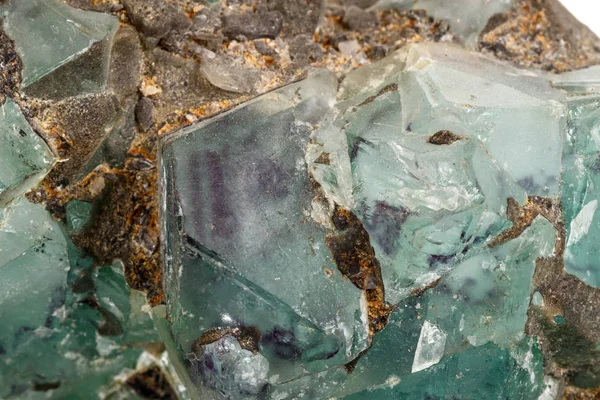 Makro mineralne fluorytu kamień na białym tle — Zdjęcie stockowe