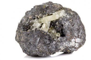 Beyaz arka plan üzerinde makro taş Apatit minerali