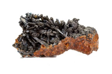 Beyaz arka plan üzerinde makro taş Apatit minerali