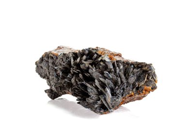 Beyaz arka plan üzerinde makro taş Apatit minerali