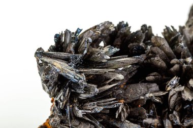 Beyaz arka plan üzerinde makro taş Apatit minerali