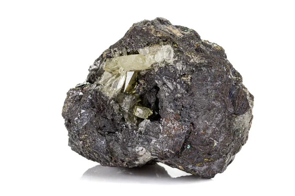 Macro Stone Apatite mineral på vit bakgrund — Stockfoto