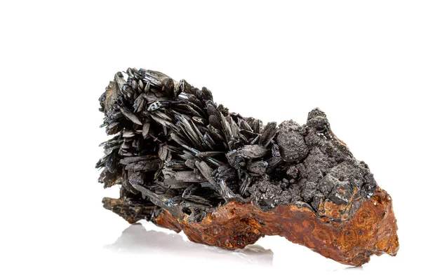 Beyaz arka plan üzerinde makro taş Apatit minerali