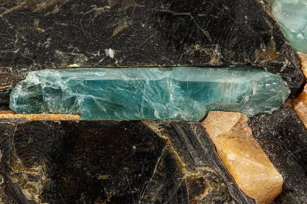 Macro aguamarina piedra mineral en roca sobre fondo blanco — Foto de Stock