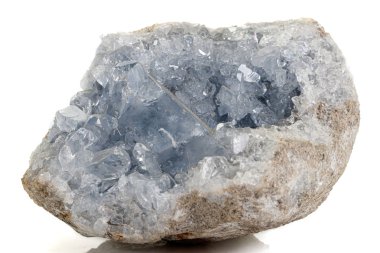 Cins beyaz bir arka plan makro mineral taş Celestine