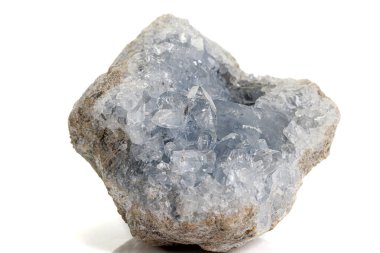 Cins beyaz bir arka plan makro mineral taş Celestine