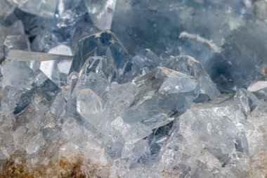 Cins beyaz bir arka plan makro mineral taş Celestine