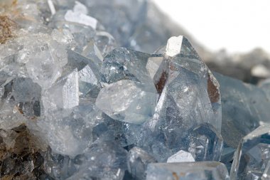 Cins beyaz bir arka plan makro mineral taş Celestine