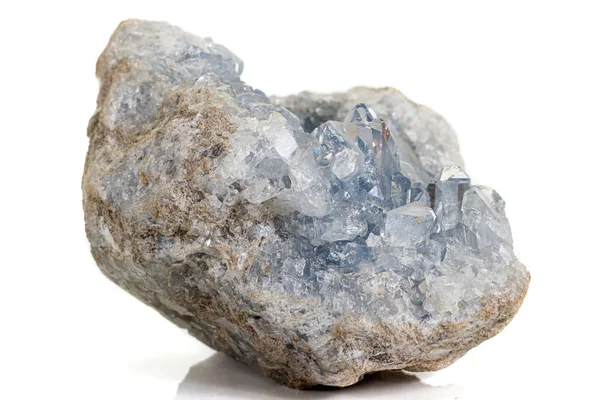 Cins beyaz bir arka plan makro mineral taş Celestine