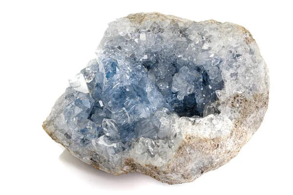 Macro pedra mineral Celestine na raça um fundo branco — Fotografia de Stock