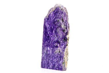Beyaz arka plan üzerinde makro taş Charoite mineral