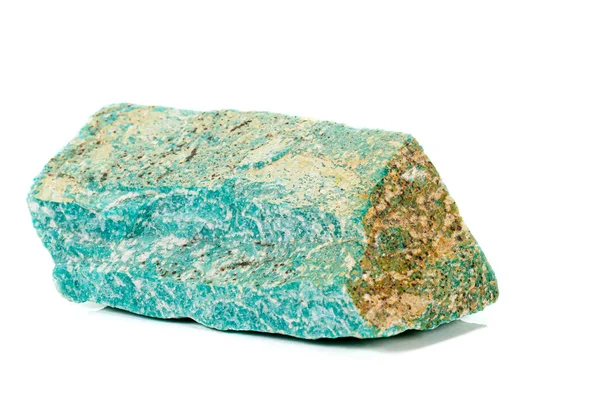 Makro aus Mineralstein Amazonit auf weißem Hintergrund — Stockfoto