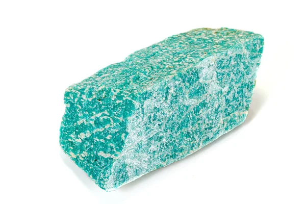 Beyaz arka plan üzerinde mineral taş amazonite Makro