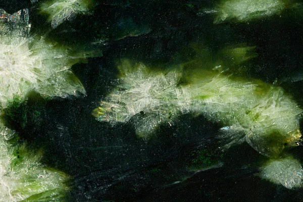 Beyaz arka planda makro taş Nefrite minerali — Stok fotoğraf