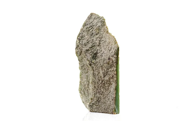 Makro kamień Nephrite mineralny na białym tle — Zdjęcie stockowe