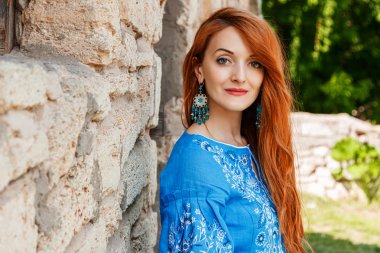 Mavi elbiseli güzel kızıl saçlı kız (Ukrayna) bir wre ile