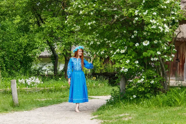 青いドレス(ウクライナ語)の美しい赤毛の女の子 — ストック写真