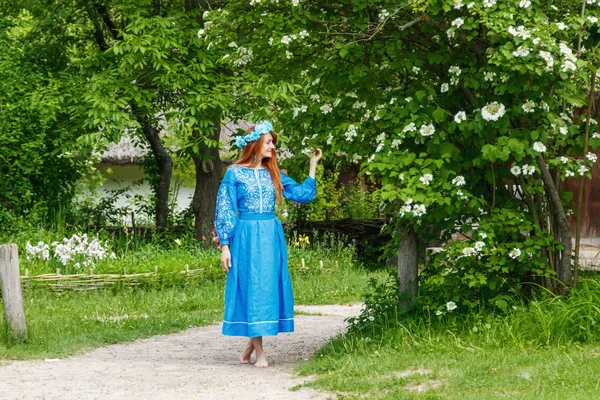 青いドレス(ウクライナ語)の美しい赤毛の女の子 — ストック写真