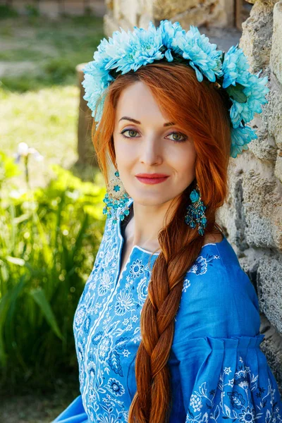 Mavi elbiseli güzel kızıl saçlı kız (Ukrayna) bir wre ile — Stok fotoğraf